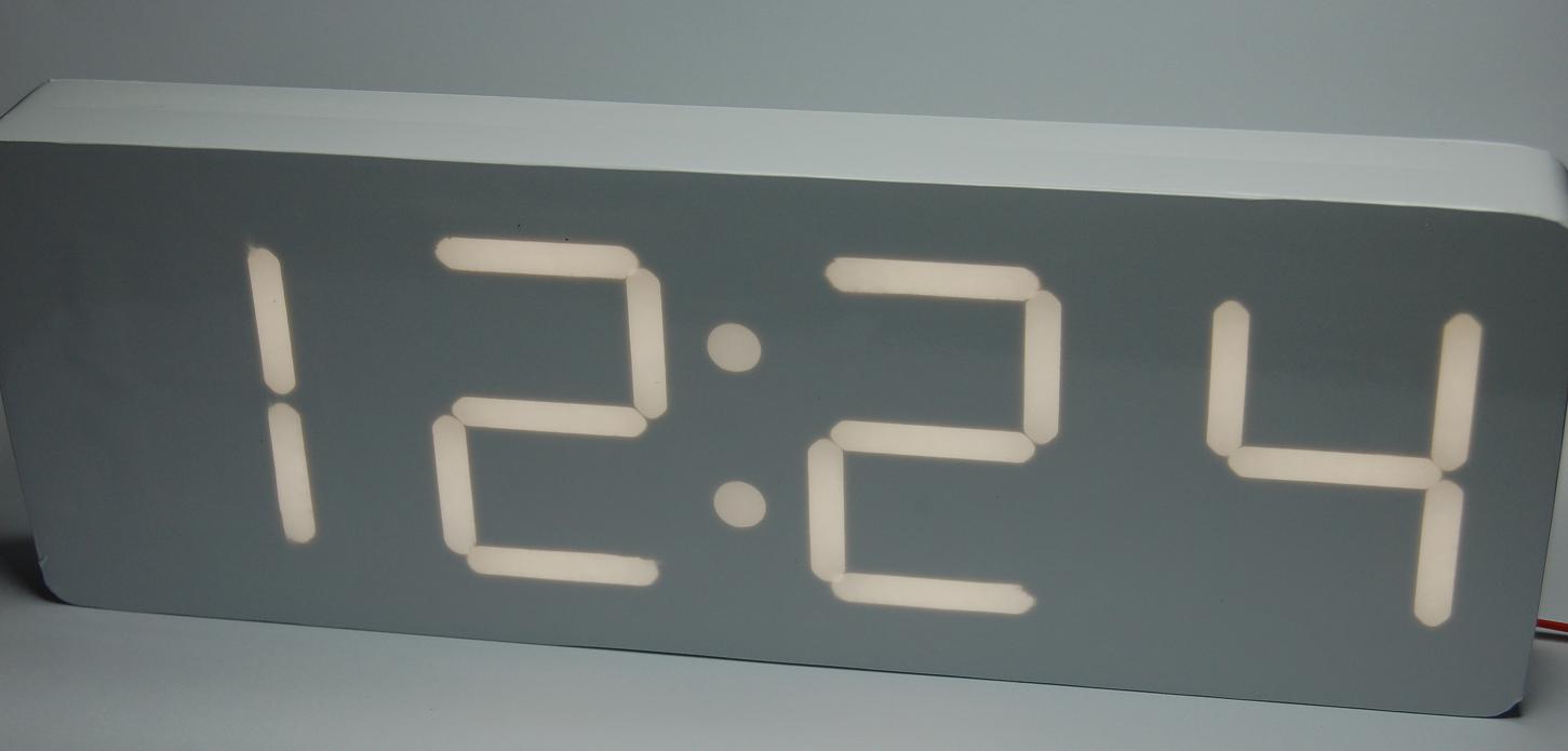 Die Uhr im Gehäuse einfach schlicht und elegant